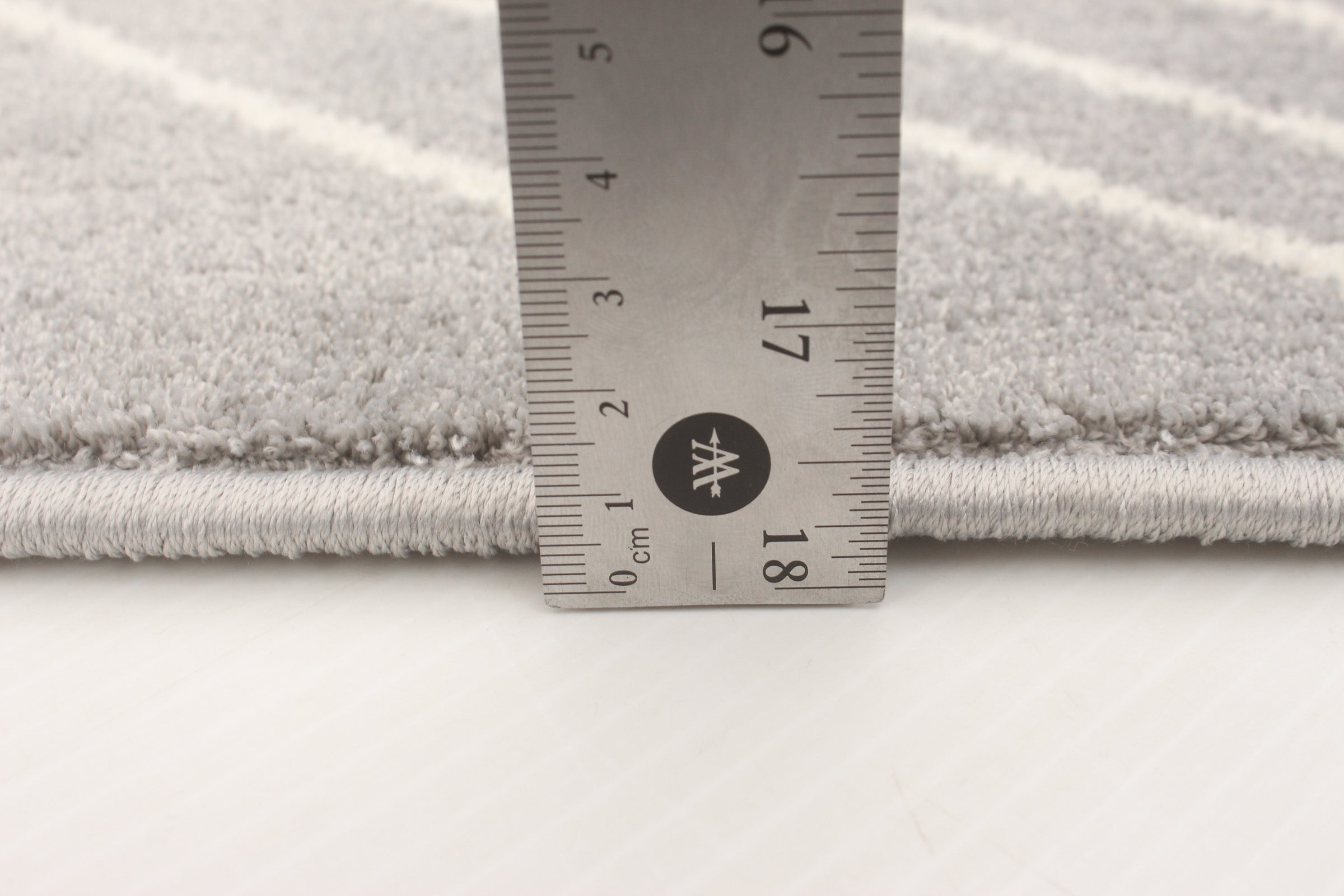 Macy Geod  Grey/White